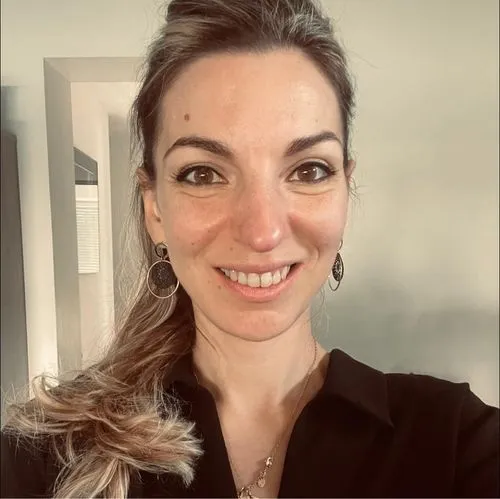 Photo de Mélissa Vidal, psychologue spécialisée en consultations en ligne et Walking Thérapie, basée à Toulouse.
