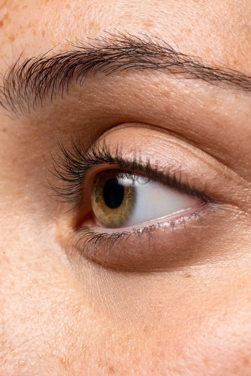 Image d’un œil en gros plan, représentant l’approche thérapeutique EMDR proposée en ligne par Mélissa Vidal.